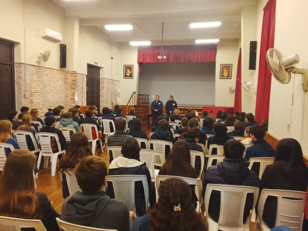 Estudiantes participando del taller 
