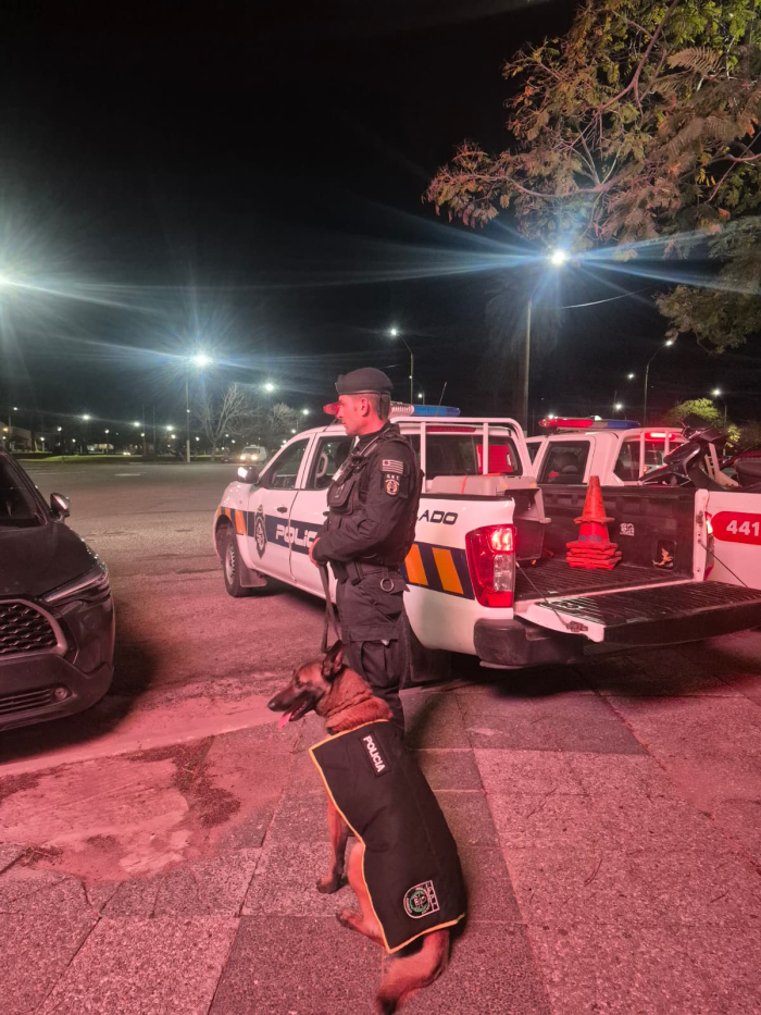 Policía y binomio K-9 durante controles preventivos en Mercedes.