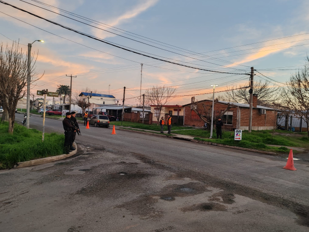Efectivos policiales y personal de apoyo durante un puesto de control en Dolores.