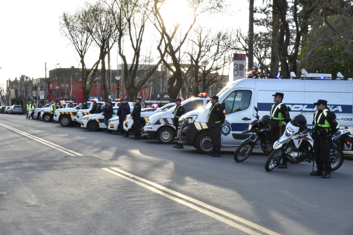 Policias y móviles policiales en Colonia