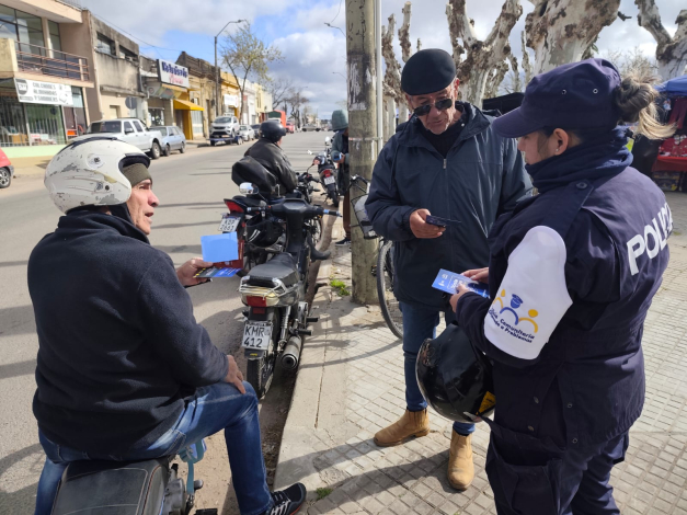 Policía entregando folleto