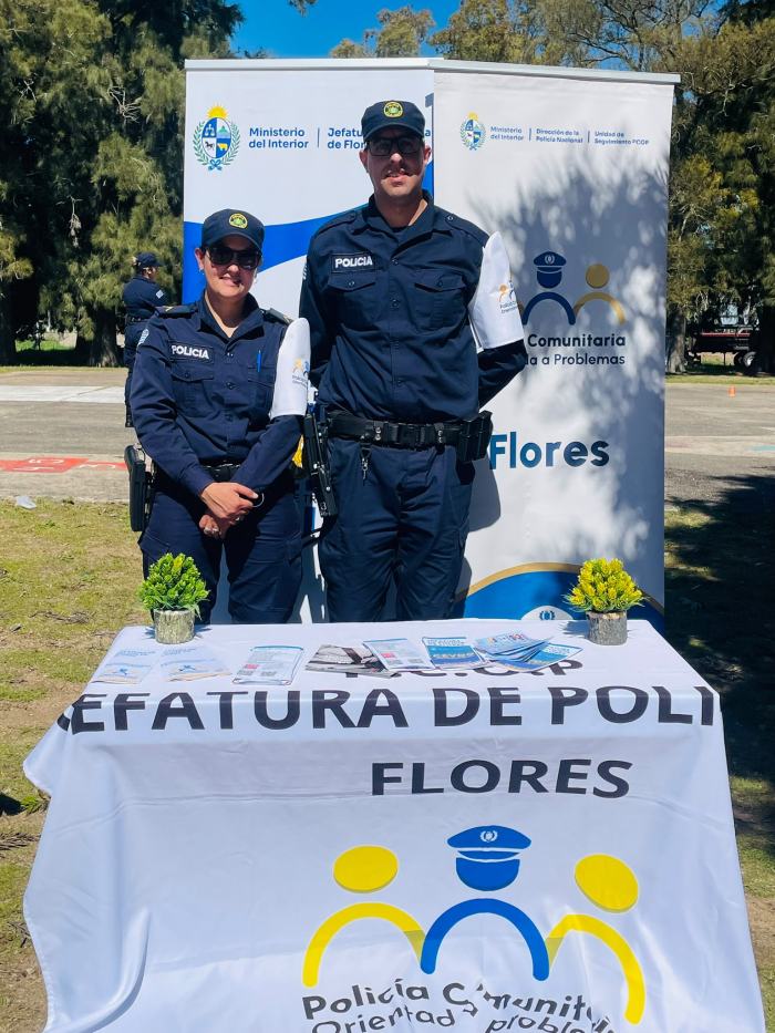 Policías en el stand 