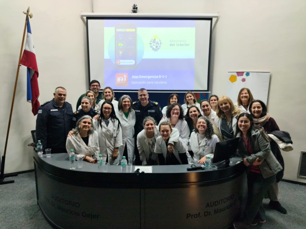 Integrantes del encuentro en torno a una mesa 