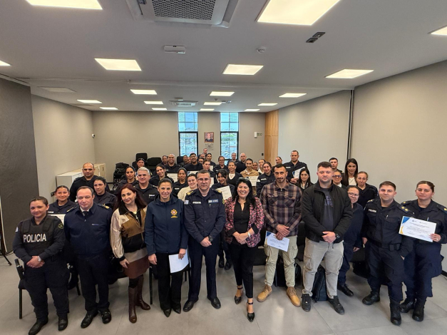Policías reciben su certificación del taller