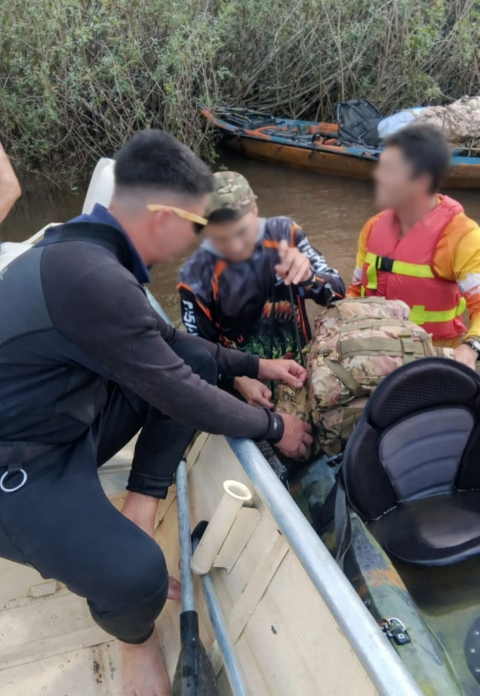 Hombres junto a un bote