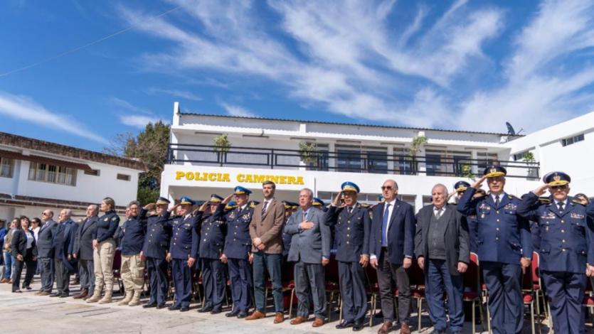 autoridades en el acto del 69 aniversario de Policía Caminera