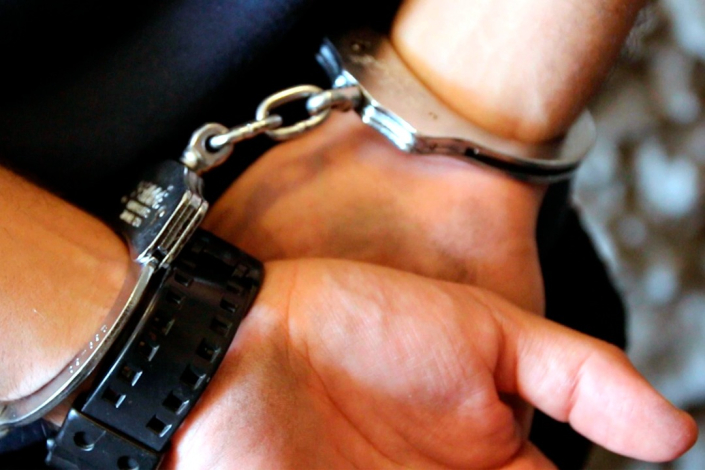 Hombre detenido Manos con esposas