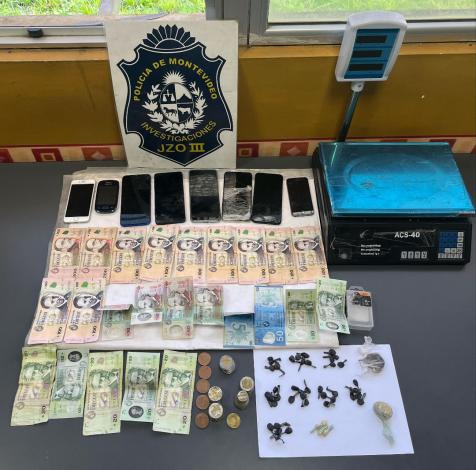Sustancias, dinero, celulares y balanza.
