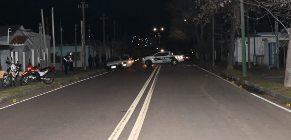 móviles policiales en la escena del homicidio