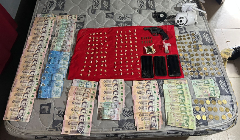 Dinero, droga y arma Dinero, droga y arma