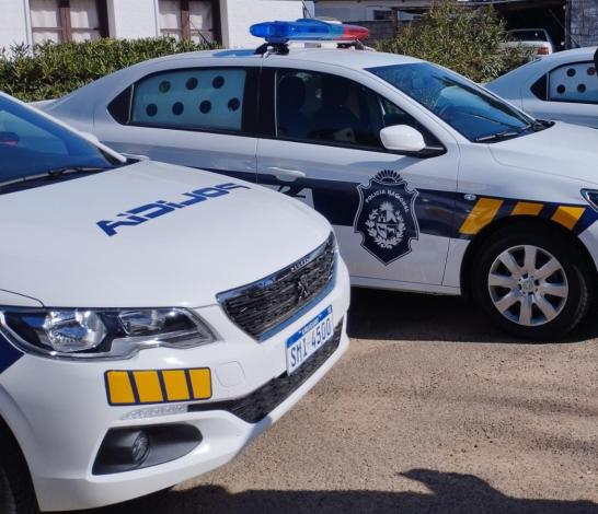 dos móviles policiales estacionados