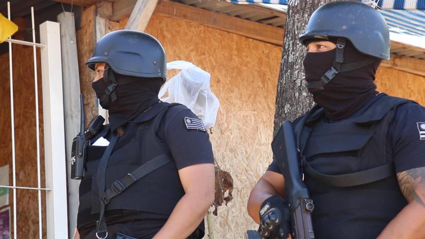 Policías durante un operativo
