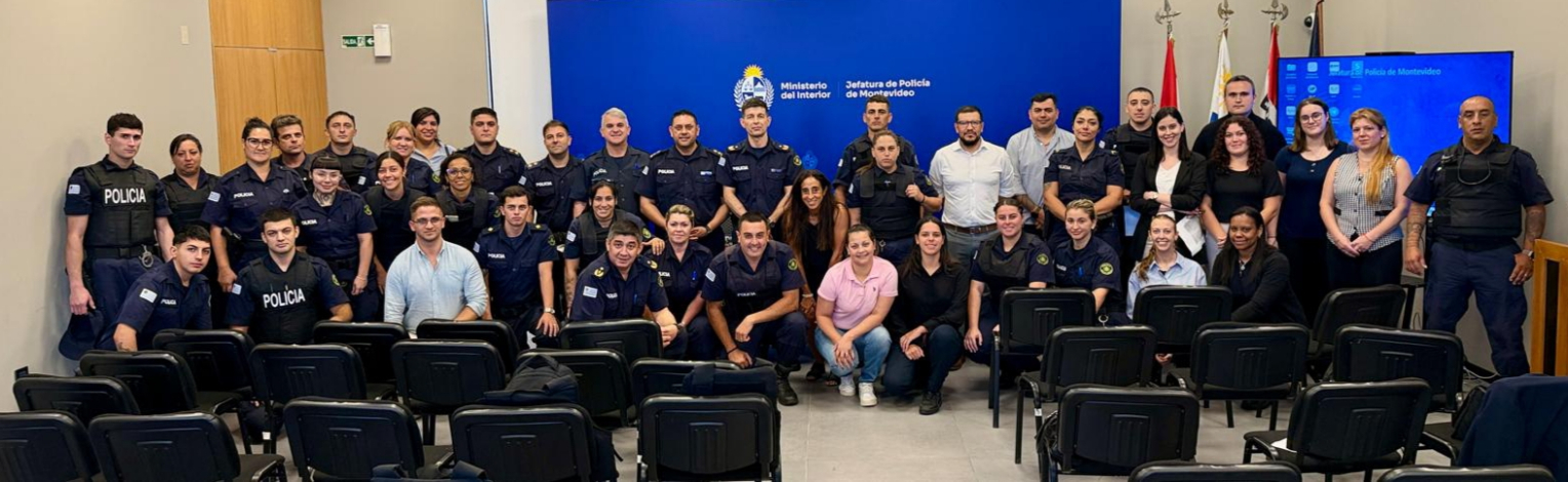 Autoridades y policías en curso de Actualización sobre violencia doméstica 