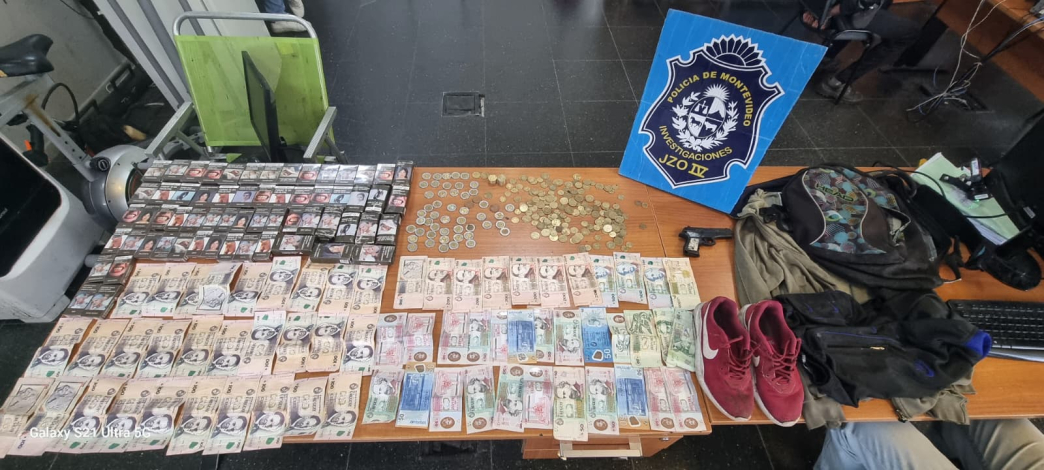 Tras rapiña a supermercado, se exihibe sobre una mesa, los objetos sustraídos, ropas varias, etc.