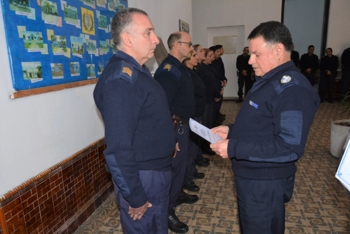 Crio. Gral. (R) Paulo Costa Jefe de Policia entregando reconocimiento