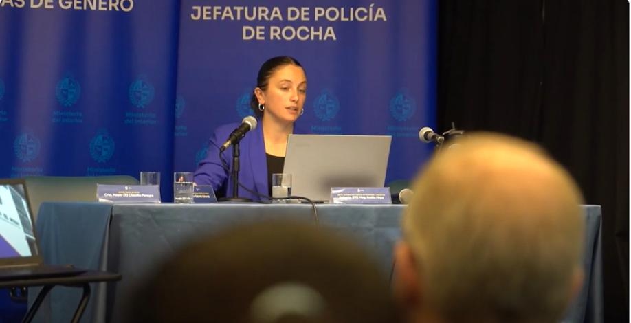 Emilia Firpo exponiendo.