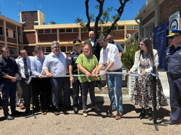 autoridades cortando la cinta
