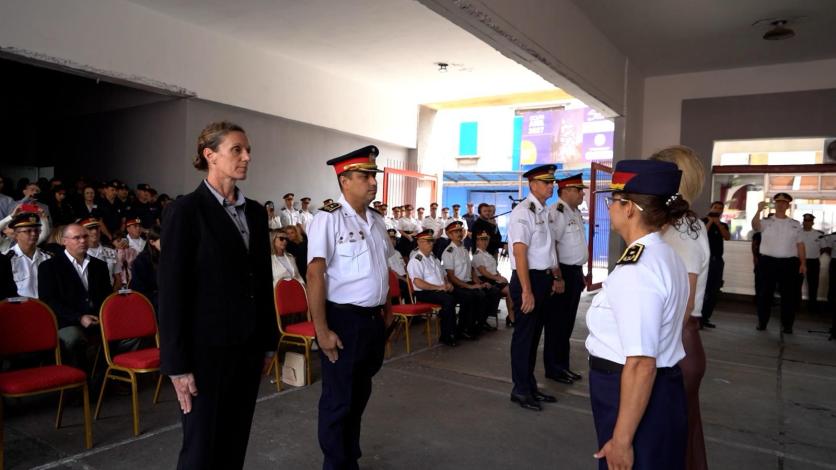 Subsecretaria y Directora de Bomberos felicitando a las autoridades impuestas