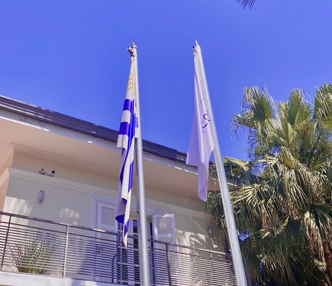 Banderas de Uruguay y Mercosur. 