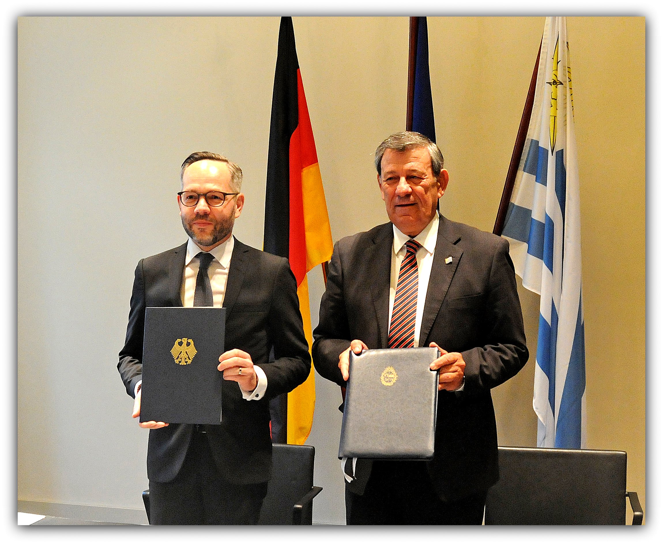 Firma de acuerdo sobre Programa de Vacaciones y Trabajo