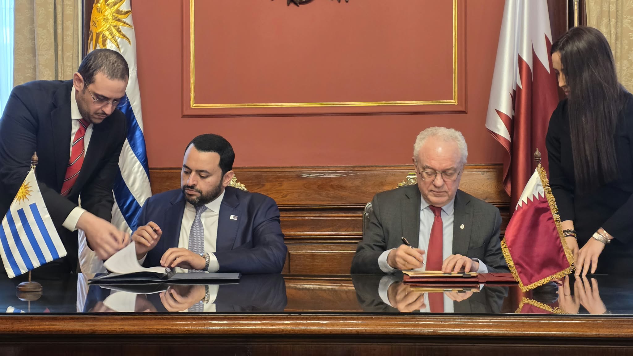 Mario Lubetkin y Mohammed bin Abdulaziz Al-Khulaifi firman la carta de intención sobre mediación