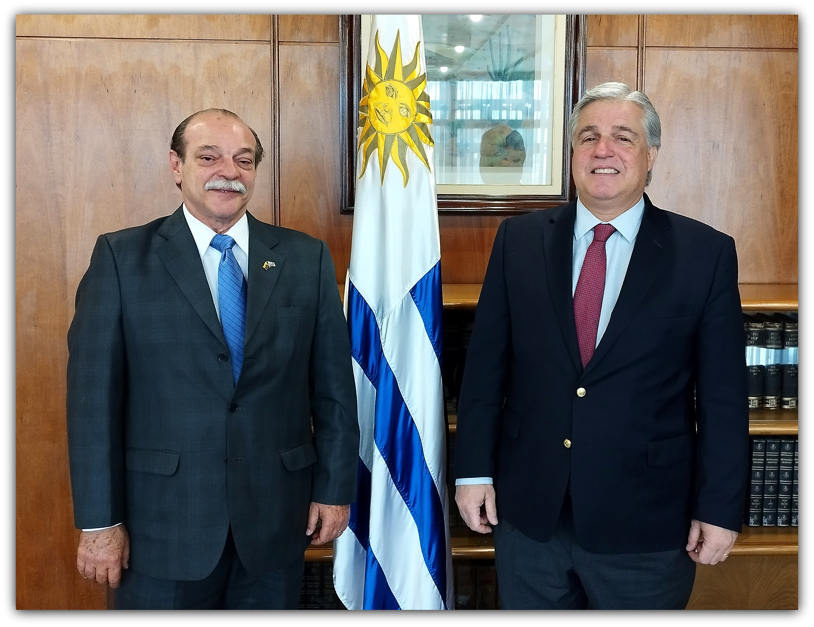 01 - Canciller Bustillo recibe a Emb. de Ecuador, Roberto Illingworth Cabanilla.