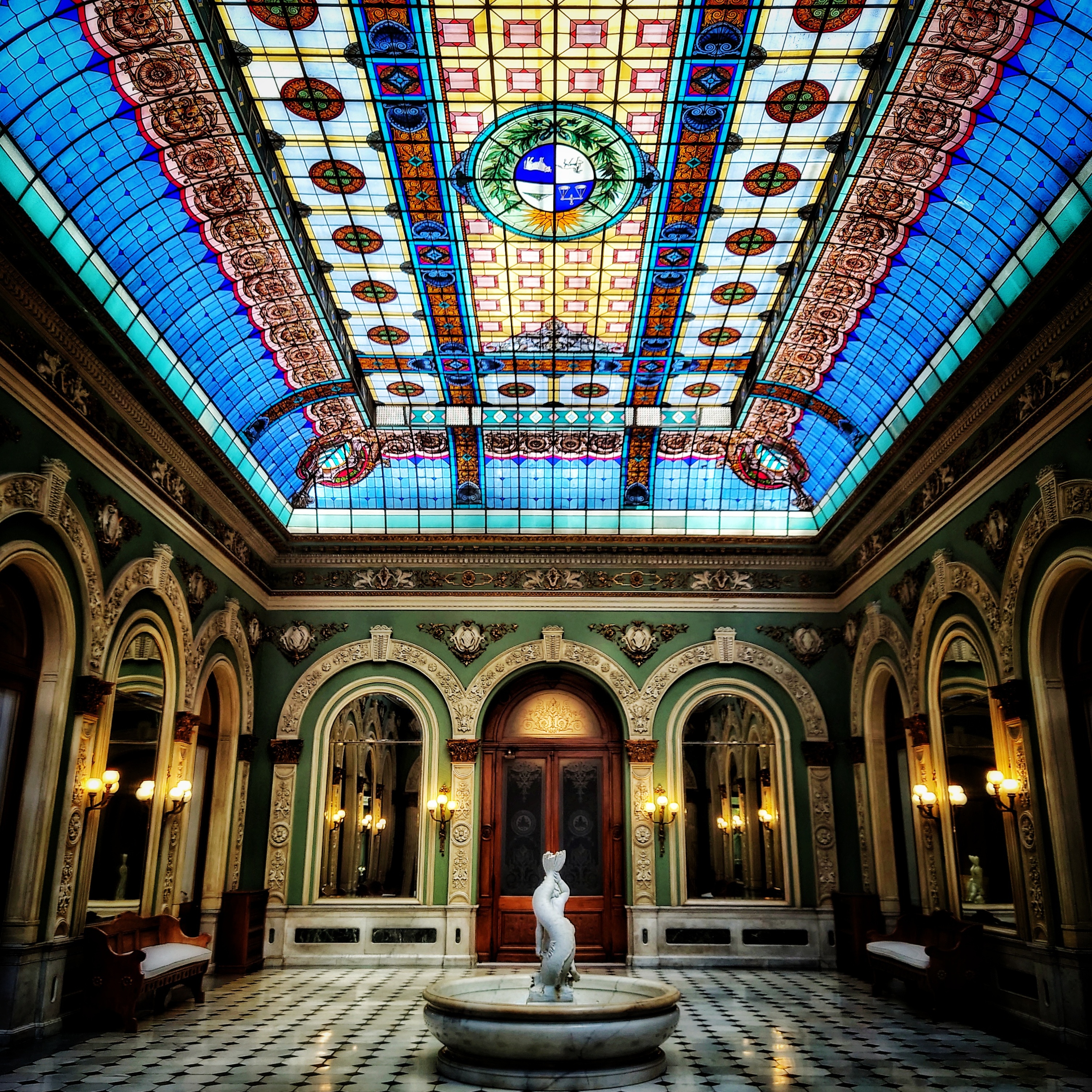 Patio de la Fuente del Palacio Santos. Mirando a 18 de Julio