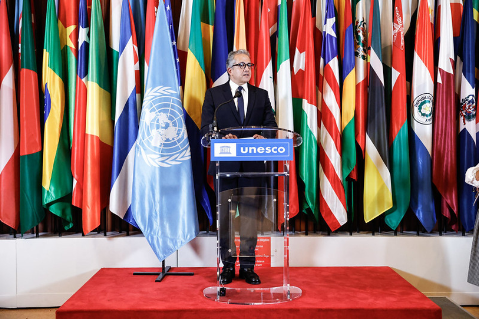 Khaled El-Enany asumiendo como director General de la UNESCO. Fuente: UNESCO/Marie ETCHEGOYEN