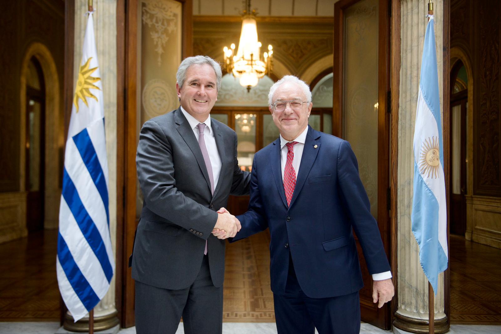 Saludo protocolar entre los cancilleres Lubetkin y Quirno