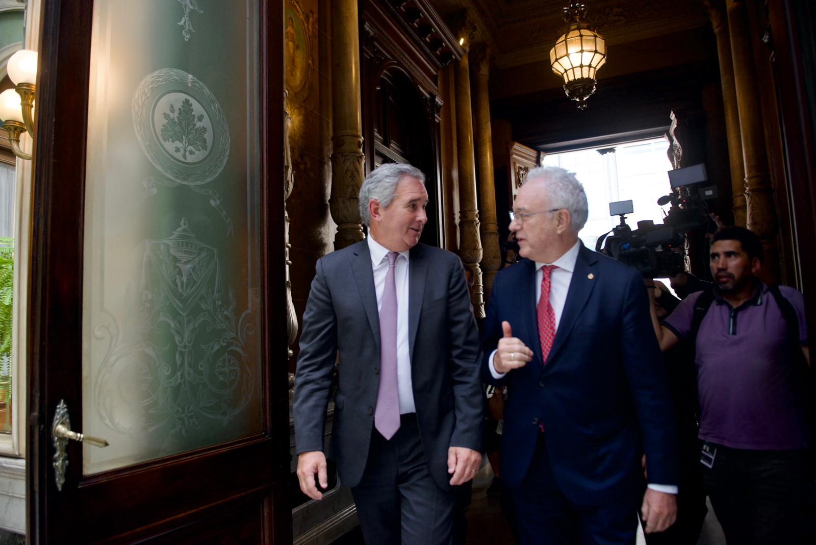 Cancilleres Lubetkin y Quirno entrando al Palacio Santos