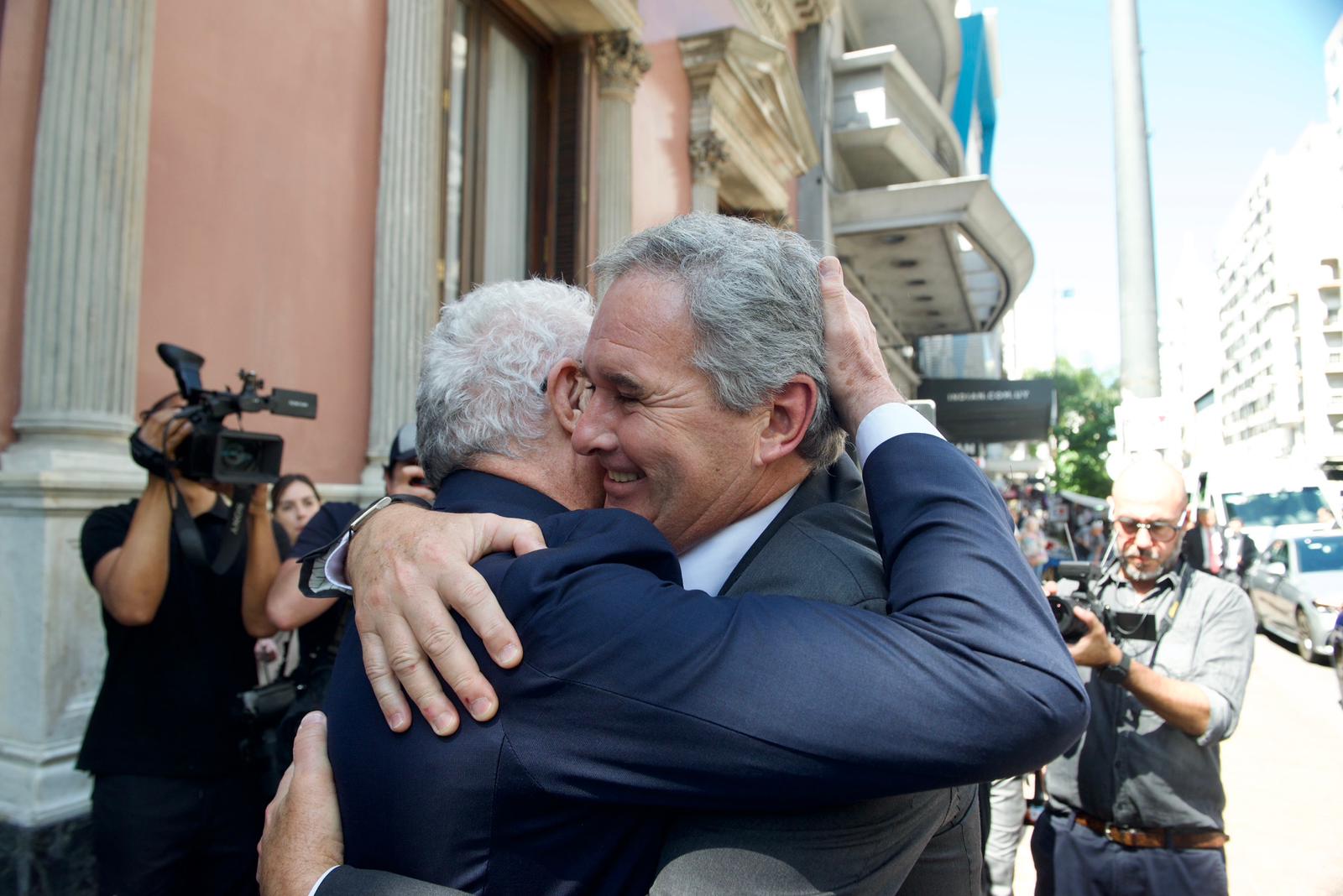 Saludo entre los cancilleres Lubetkin y Quirno