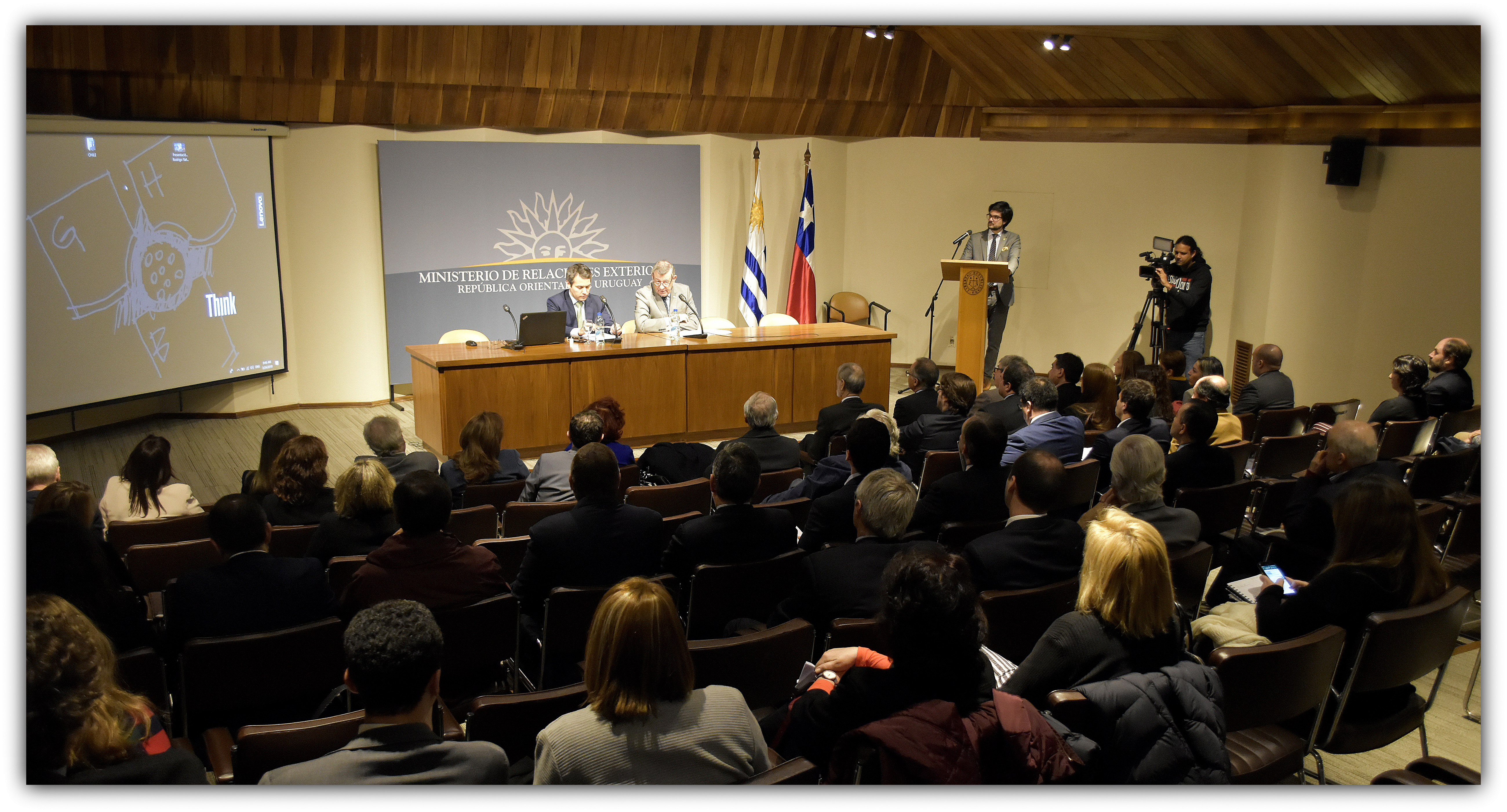 Sala del anfiteatro Reinaldo Gargano - Seminario de Lanzamiento del Acuerdo de Libre Comercio entre Uruguay y Chile