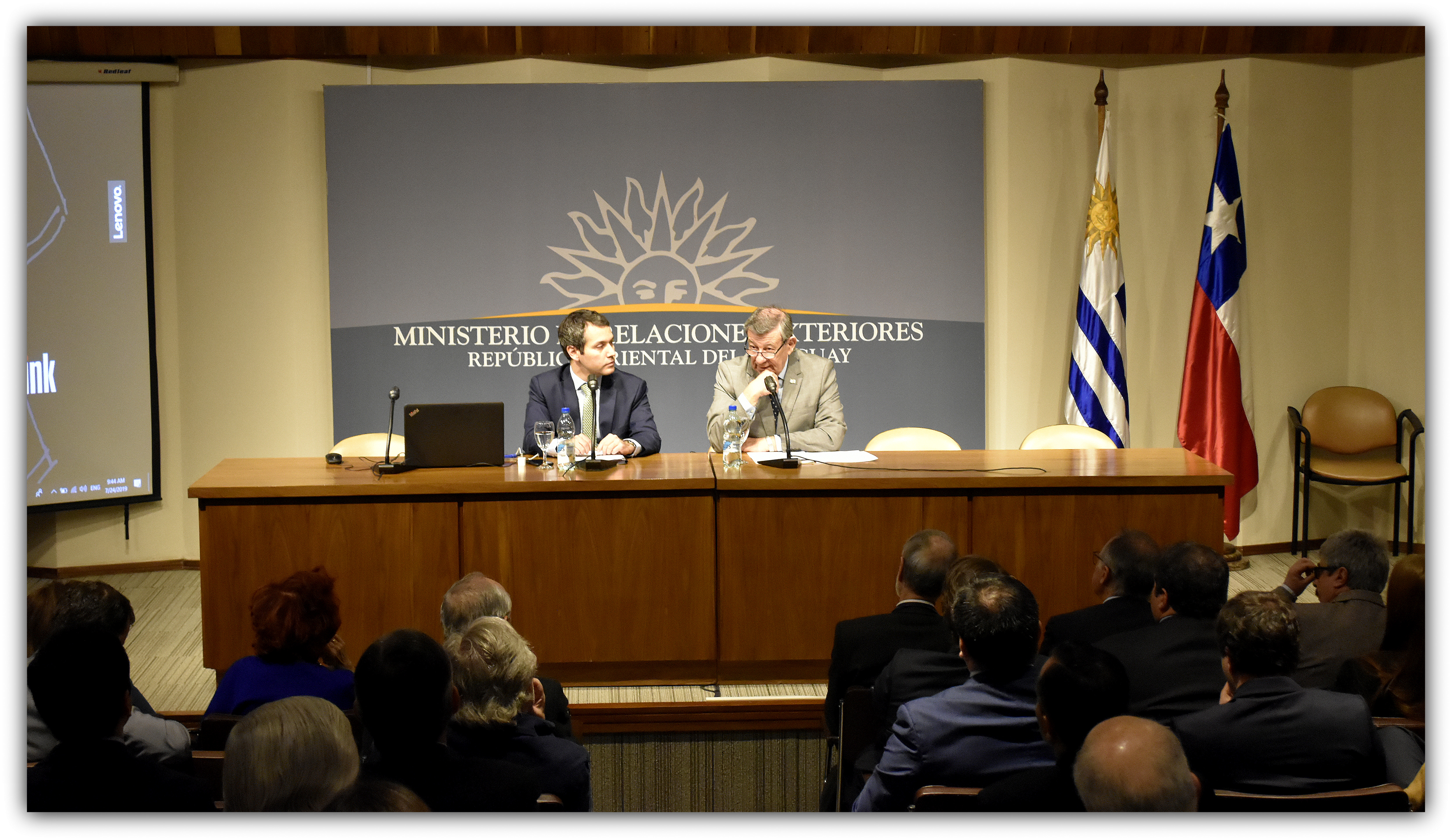 Canciller Rodolfo Nin Novoa y Subsecretario de Relaciones Económicas Internacionales de Chile, Rodrigo Yáñez Benítez, en segmento de oratoria en anfiteatro Reinaldo Gargano - Seminario de Lanzamiento del Acuerdo de Libre Comercio entre Uruguay y Chile