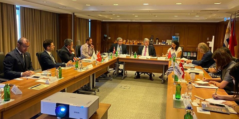 Ministro Bustillo con representantes importantes del sector empresarial turco