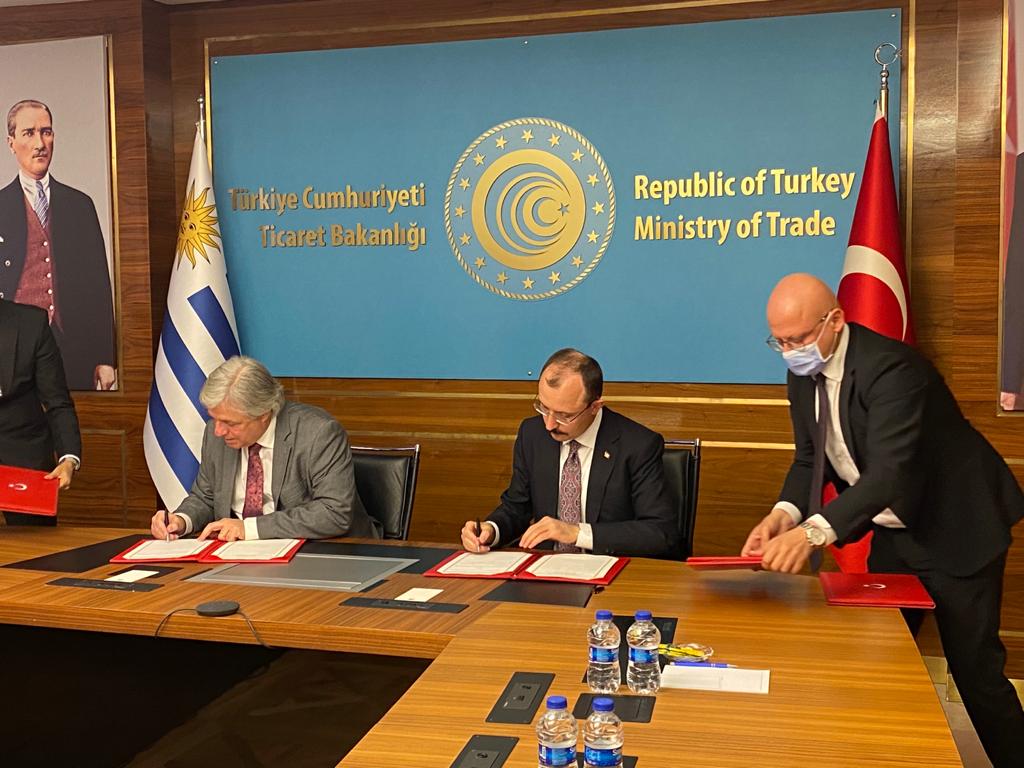 Ministro Francisco Bustillo firmando tratado en Turquía
