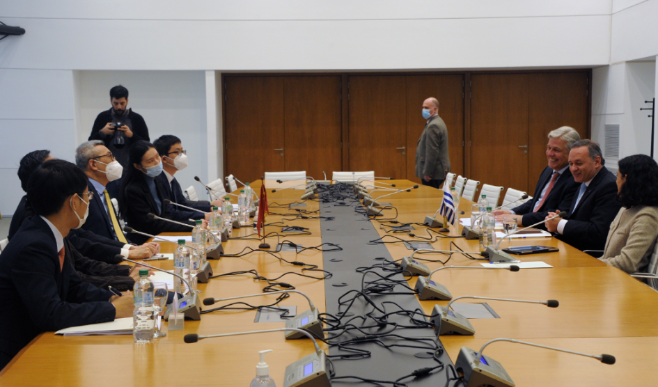 Ejecutivo se reunió con representantes del Gobierno de la República Popular China