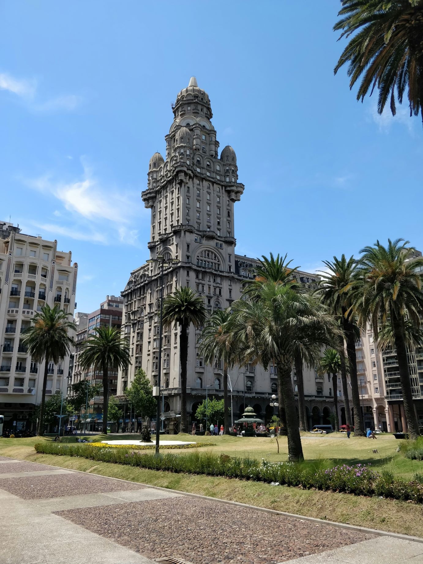 Plaza Independencia con el Palacio Salvo de fondo