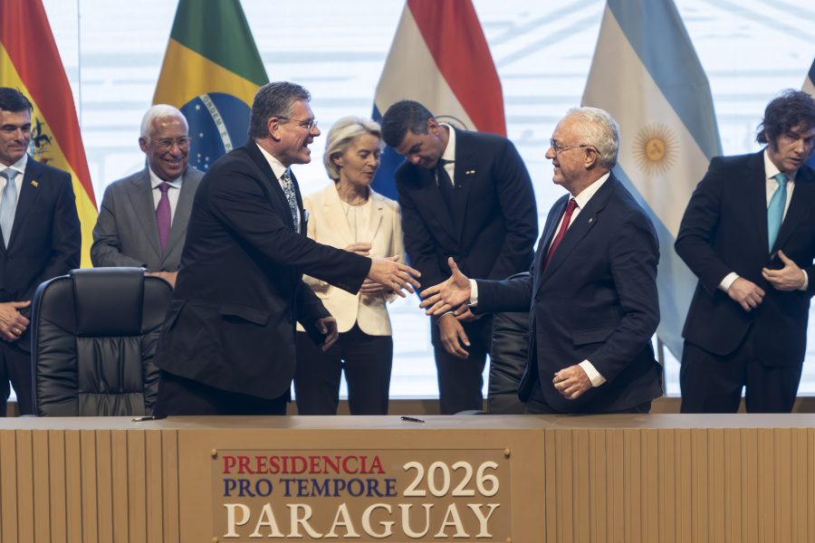 Ministro Lubetkin durante el acuerdo 