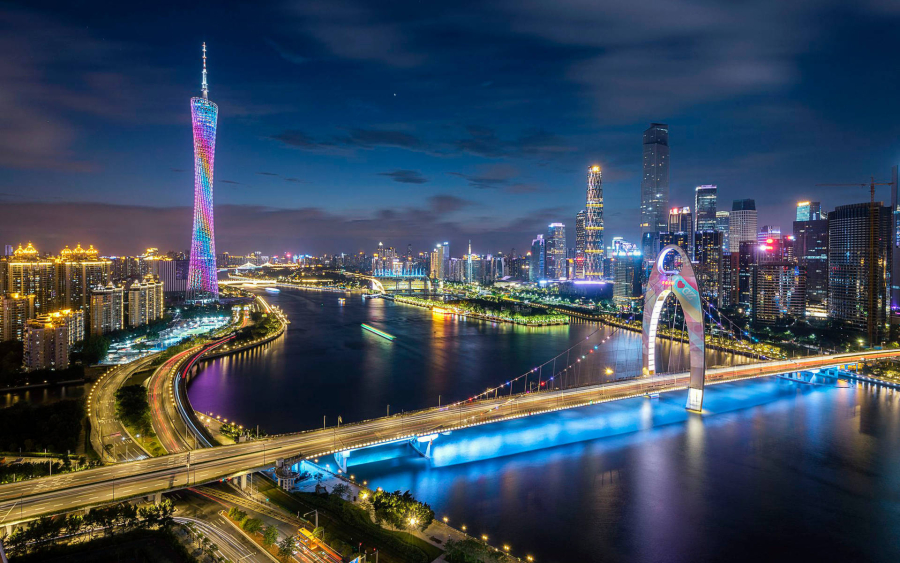 Foto aérea de la ciudad de Guangzhou, tomada a la noche al río perla y edificios iluminados