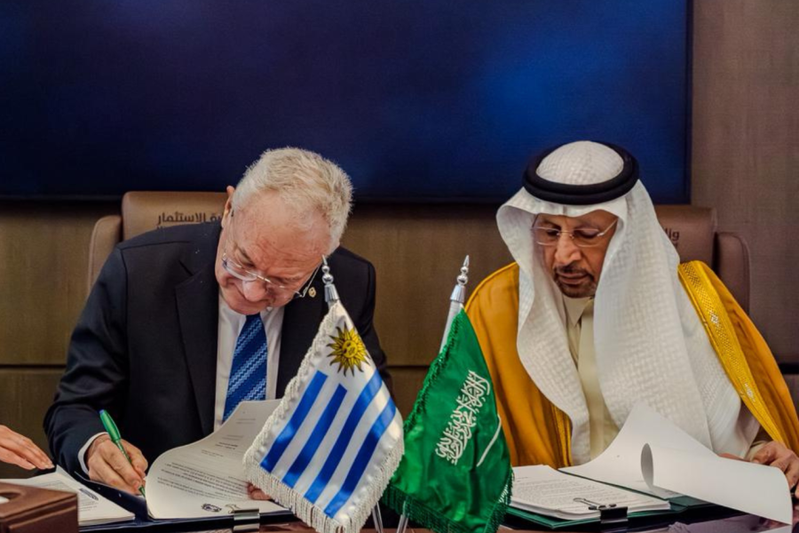 Lubetkin firmando con el ministro de Inversiones, Khalid bin Abdulaziz Al-Falih. 