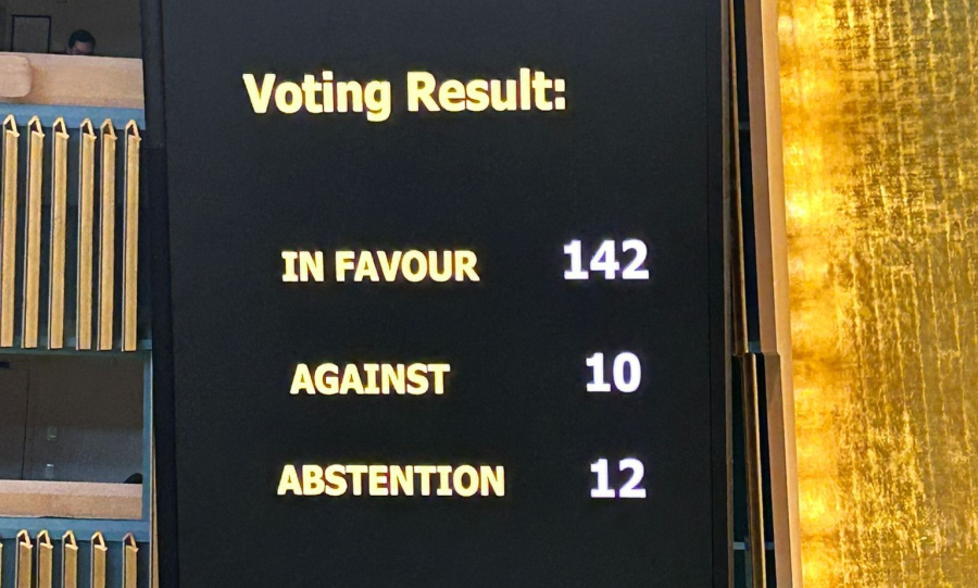 Tablero con la idicación de 14 votos a favor, 10 en contra y 12 abstenciones