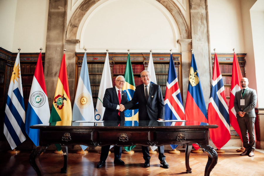 El canciller Lubetkin y el vicepresidente de Suiza, luego de la firma del tratado