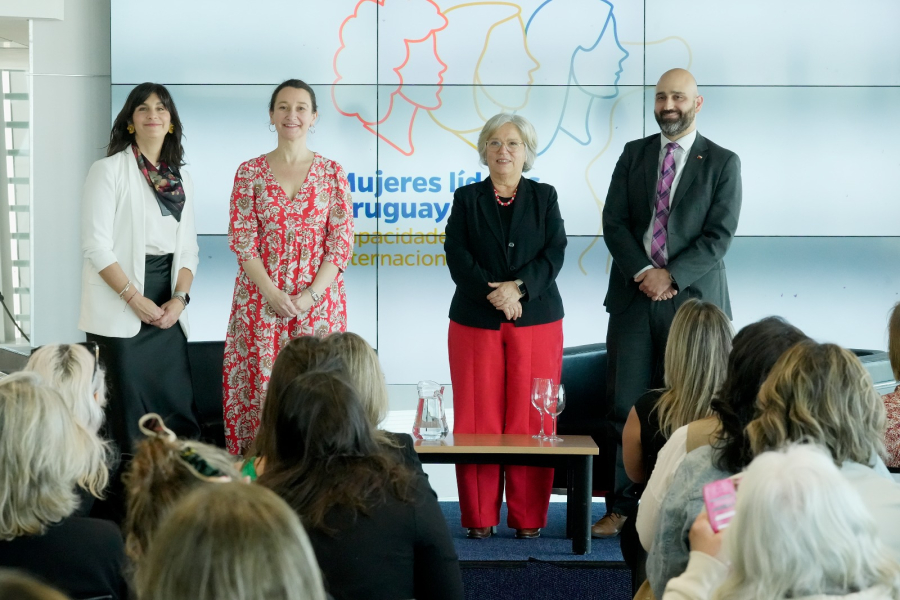 Mesa apertura jornada Mujeres líderes Uruguay–Chile: Capacidades para la internacionalización