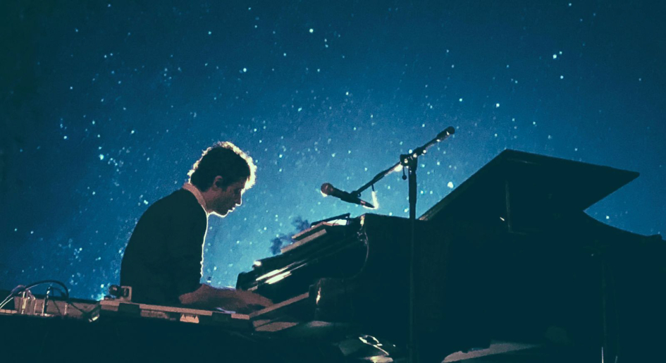 Fotografía que muestra al artista Luciano Supervielle tocando el piano