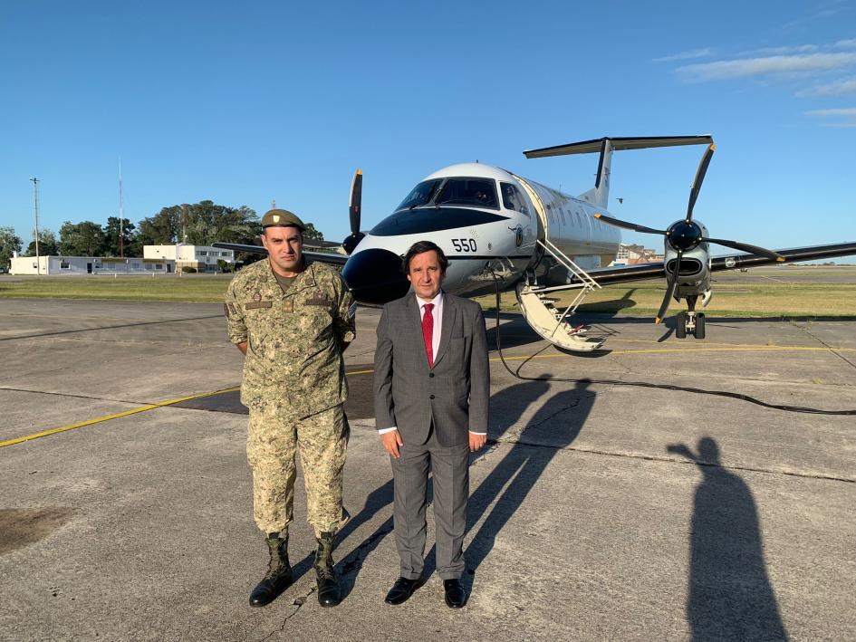 Tte. Cnel. Nicolás González junto al Embajador de Chile en Uruguay, Rodrigo Hume. 02 - Uruguay dona insumos a Chile por emergencia incendios forestales