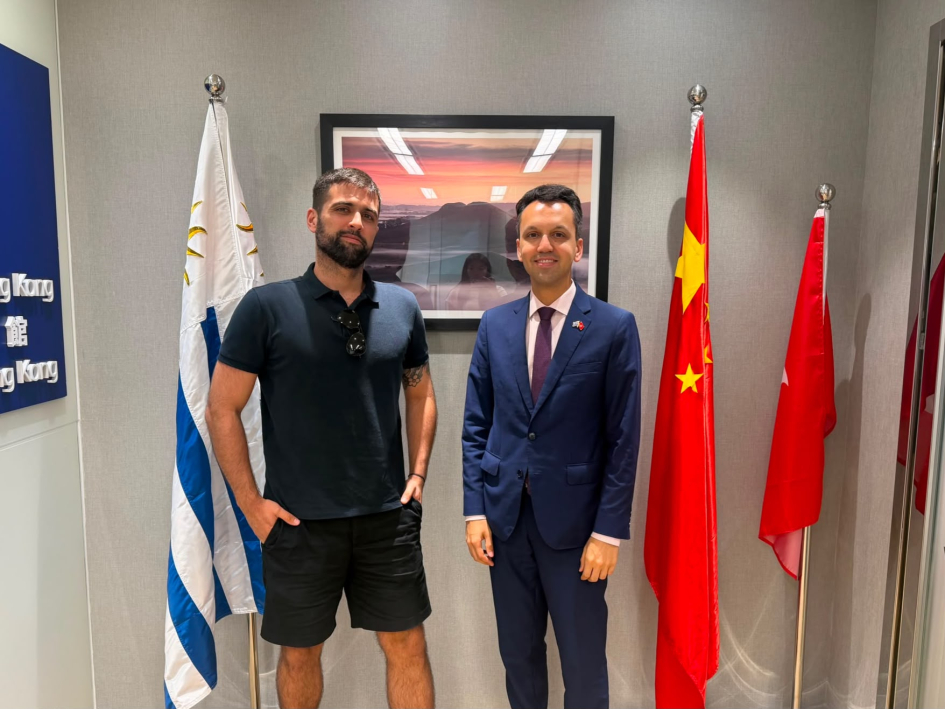 El director uruguayo Ramiro Cabrera y el Cónsul General de Uruguay en Hong Kong Federico Lage Reunión entre el director uruguayo Ramiro Cabrera y el Cónsul General Federico Lage