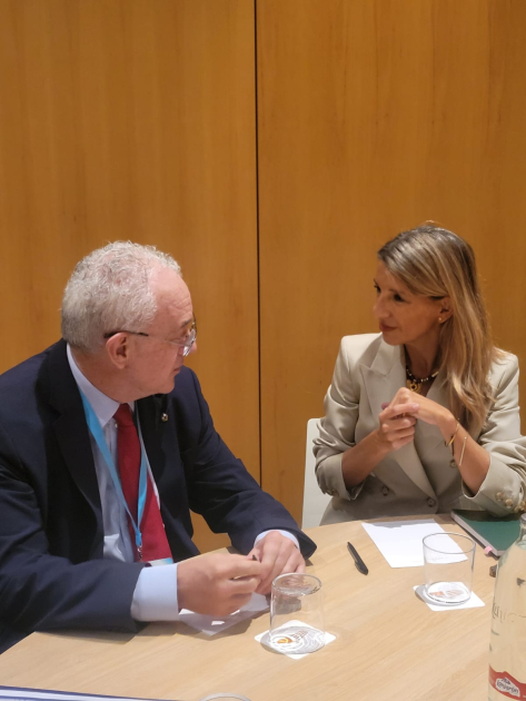 Lubetkin con la vicepresidenta segunda de España, Yolanda Díaz El canciller Lubetkin sentado en una mesa hablando con Yolanda Díaz
