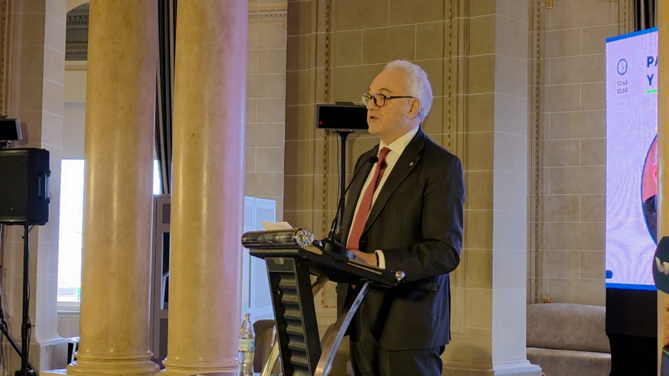 Ministro hablando en evento BID/OCDE