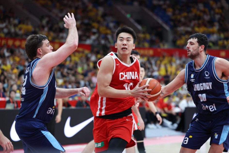 Uruguay defiende durante el segundo encuentro Dos jugadores de Uruguay defienden el ataque de China, durante el segundo encuentro