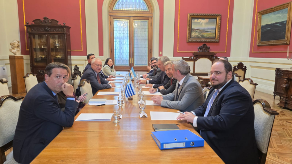Reunión de Cancillería uruguaya con delegación argentina